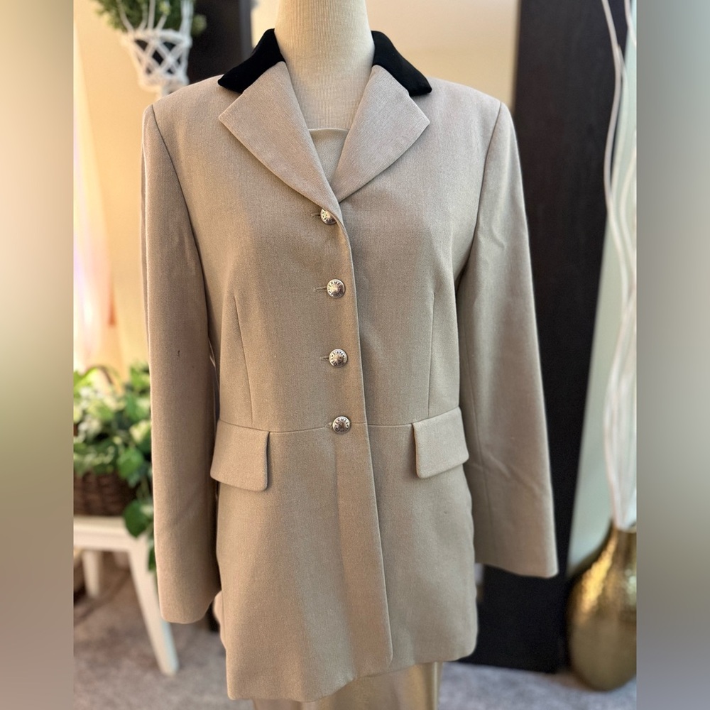 Authentic Vintage Hermès tan Wool Blazer / Riding Jacket with Velvet Collar sz42